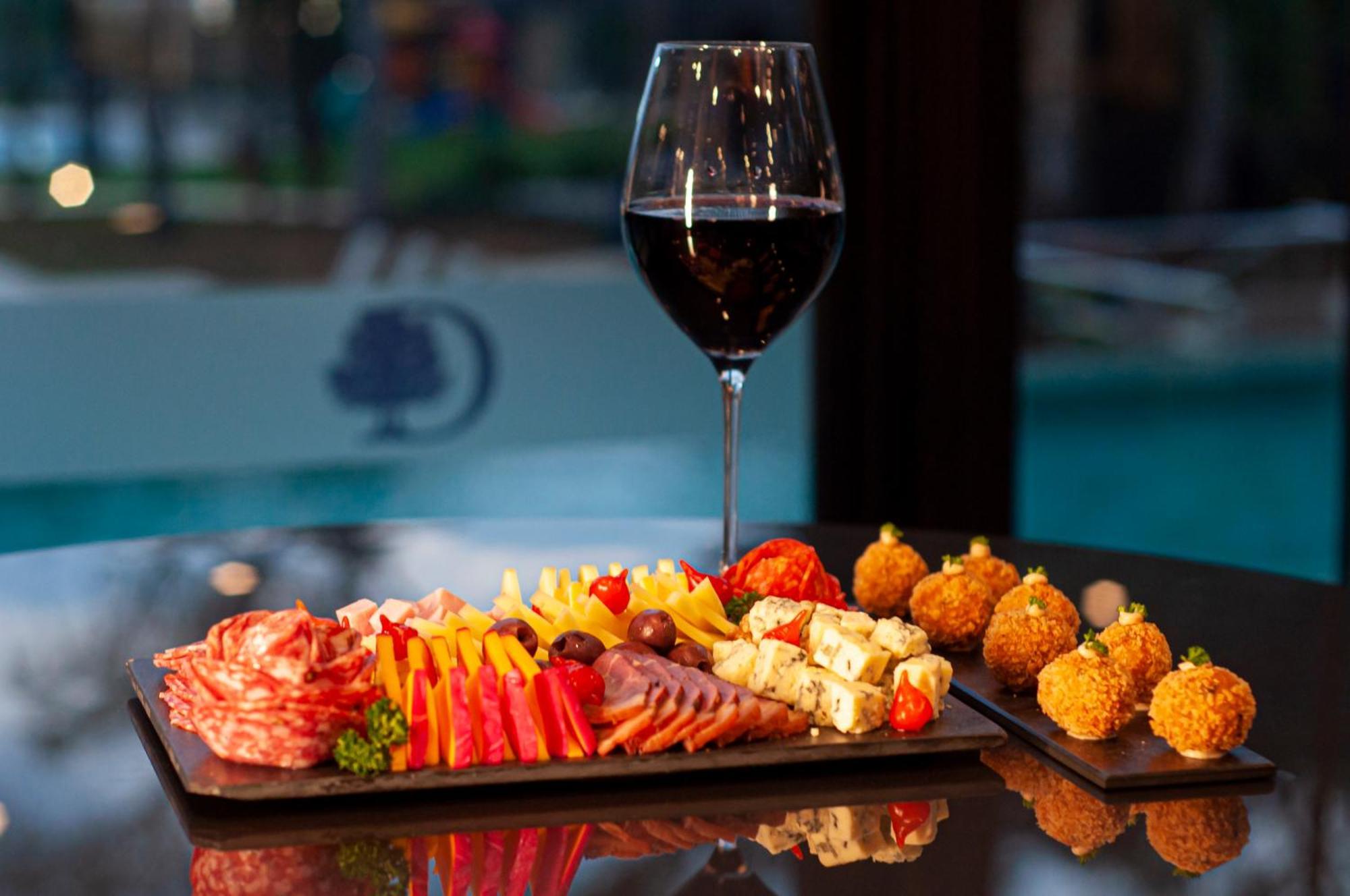 Doubletree By Hilton - Resort - Foz do Iguaçu Kültér fotó A wine and tapas pairing
