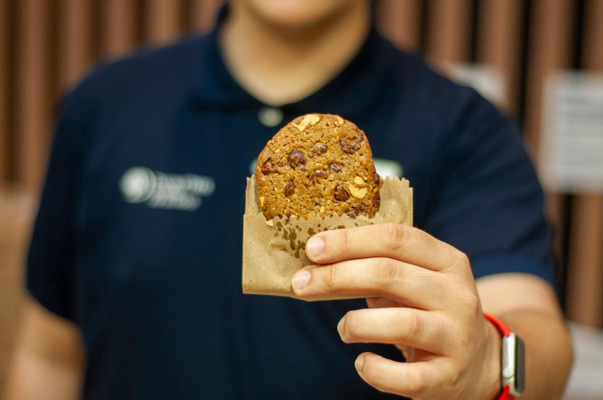 Doubletree By Hilton - Resort - Foz do Iguaçu Kültér fotó A Starbucks employee holding a muffin