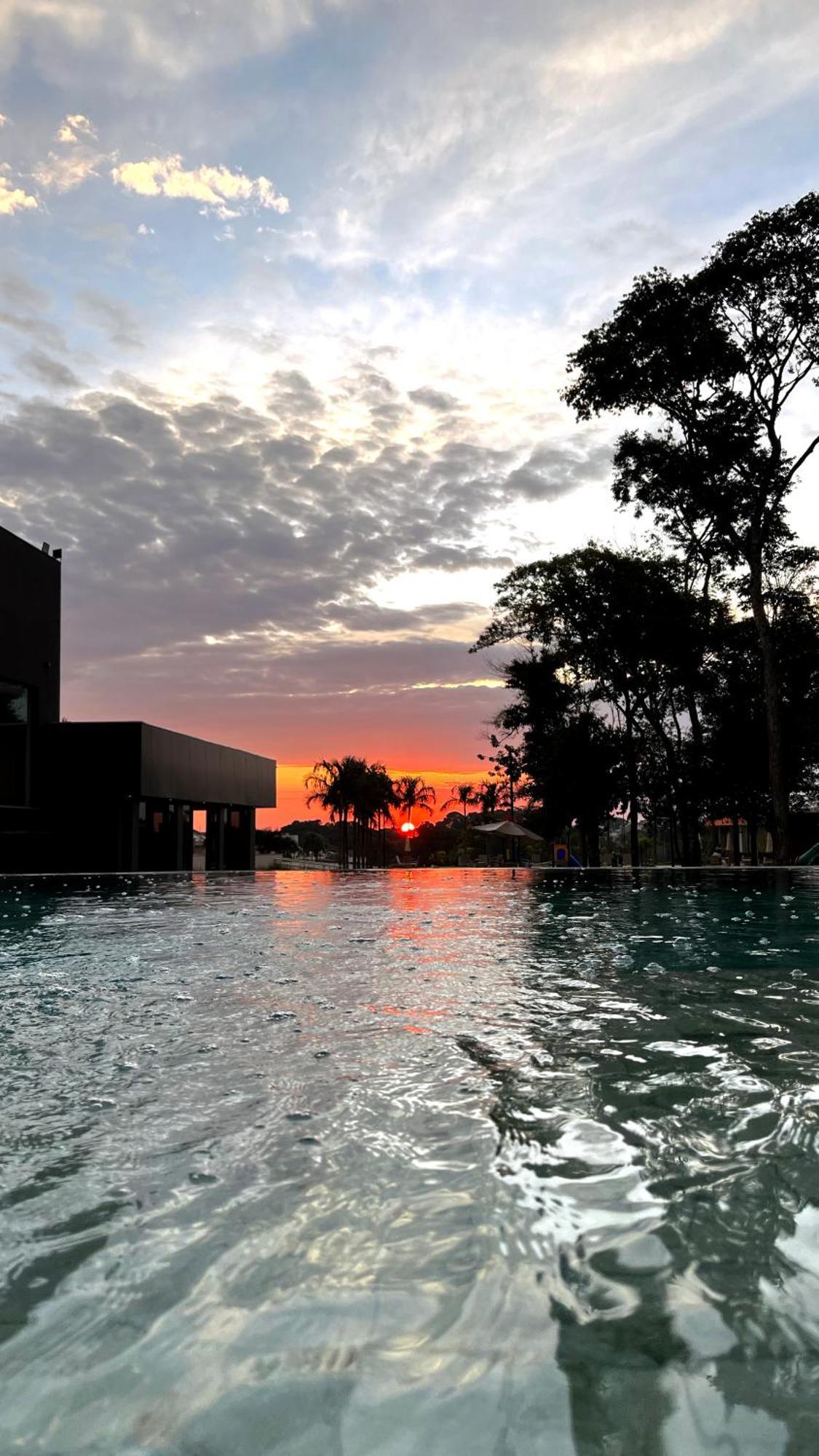 Doubletree By Hilton - Resort - Foz do Iguaçu Kültér fotó Sunset at the pool